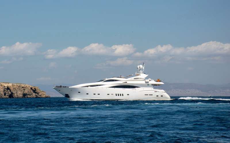 mialma105 charter yacht