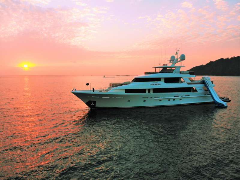 pipedream130 charter yacht