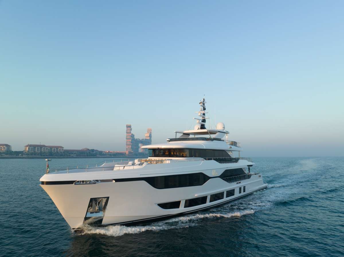olivia121 charter yacht