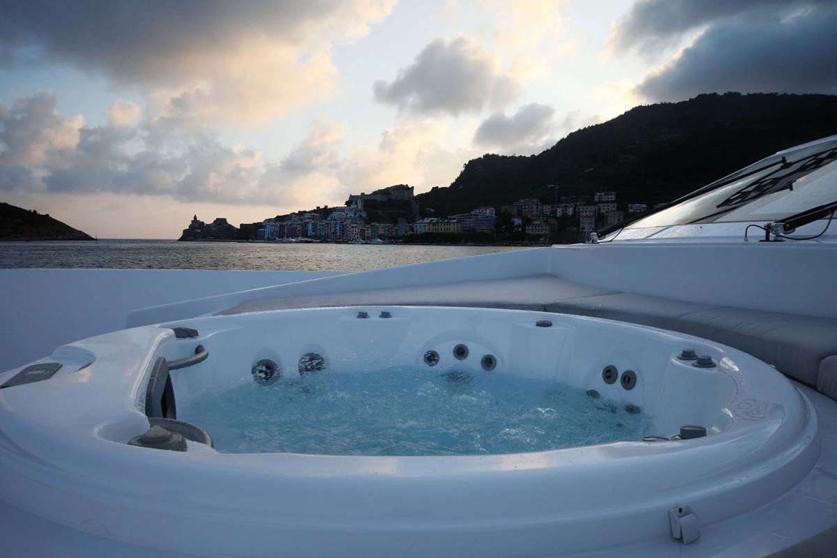Jacuzzi for 6 at bow