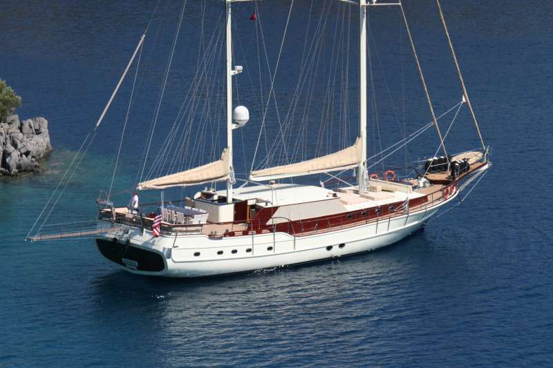 schatz98a charter yacht