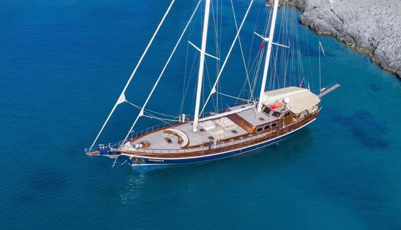 zephyria105 charter yacht