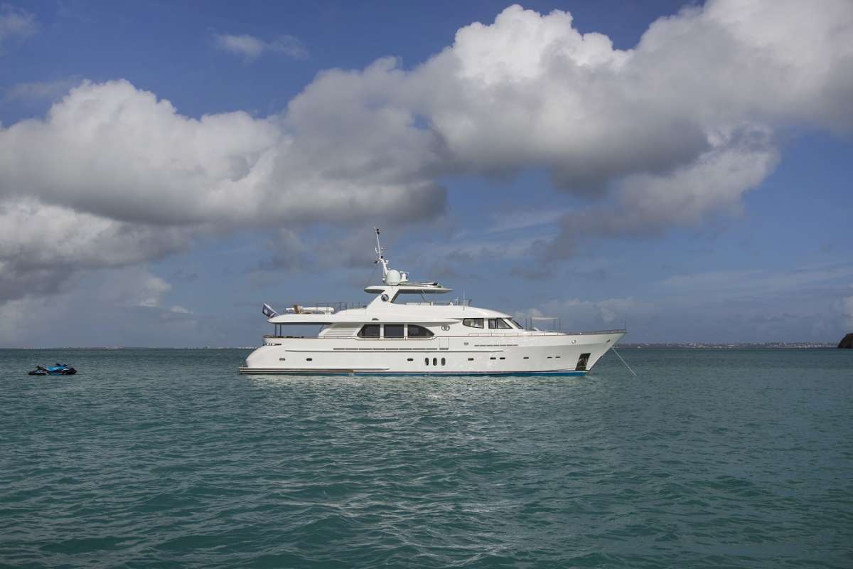 puravida99 charter yacht