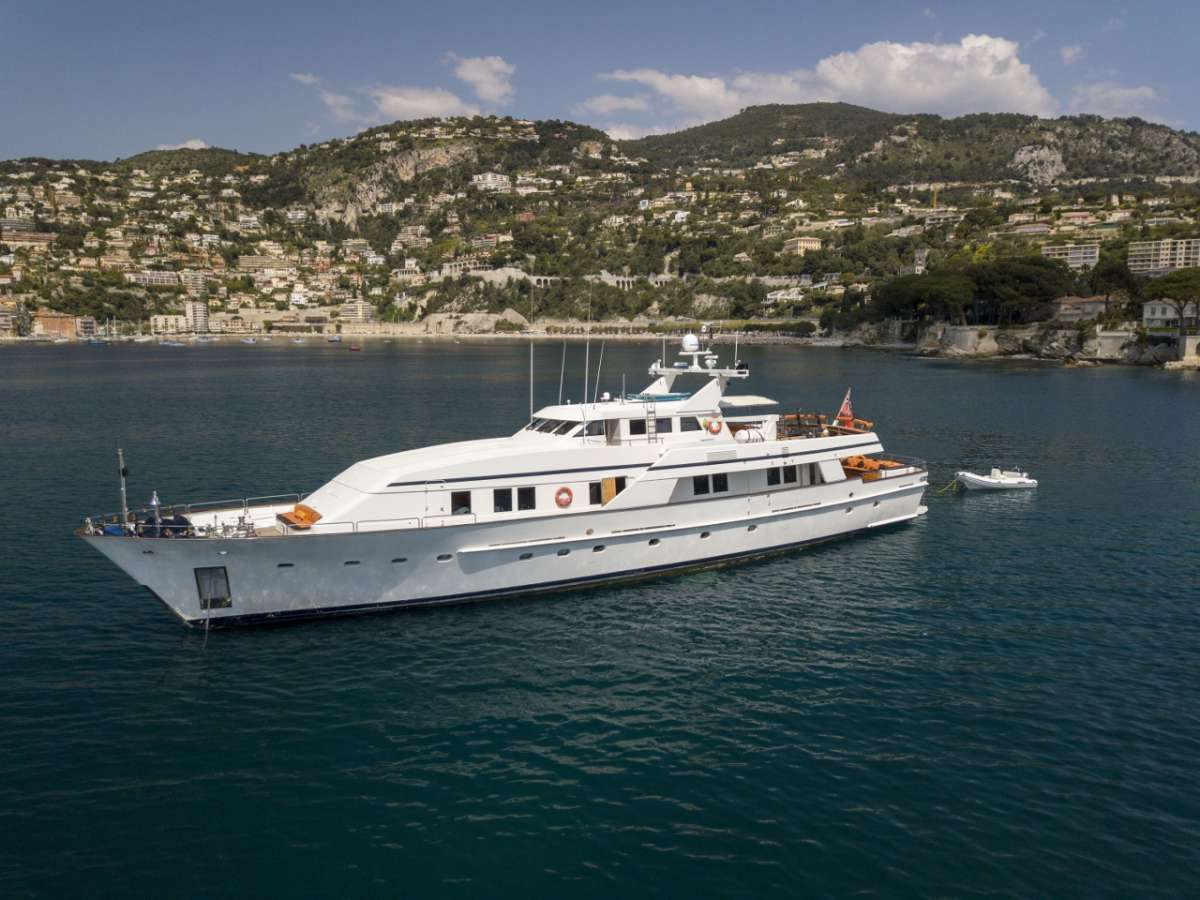 fiorente121 charter yacht