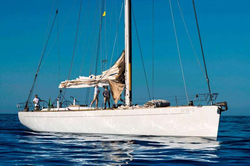 logica89 charter yacht
