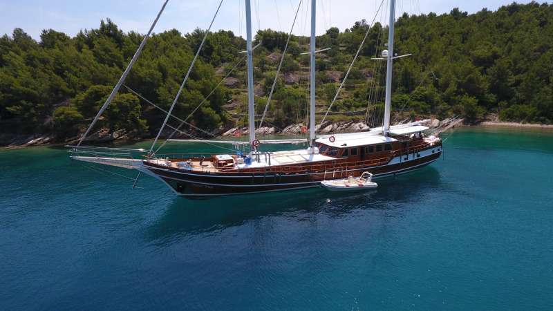 dolcevita111 charter yacht
