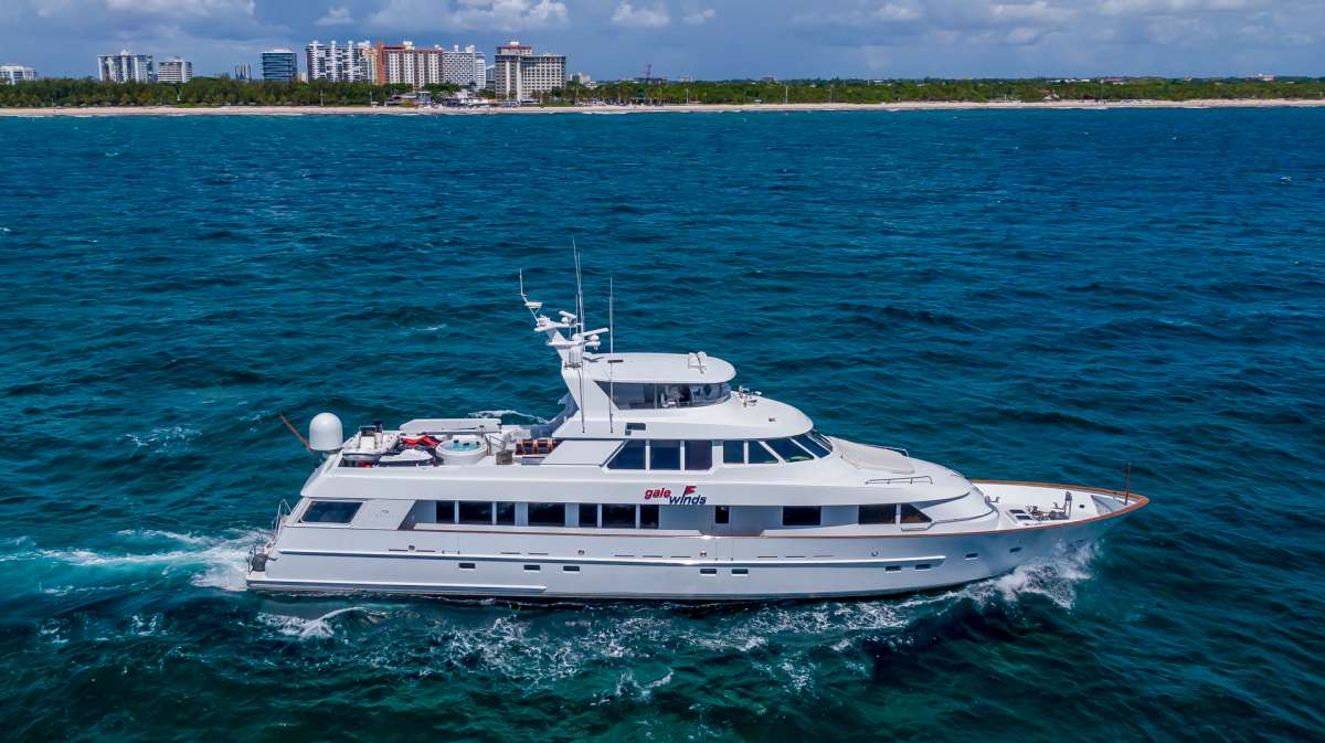 crescendoIV122 charter yacht