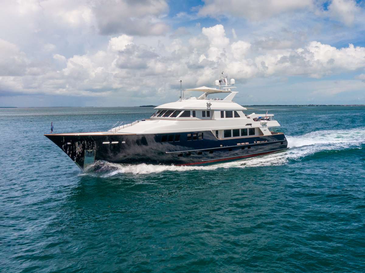 looseends113 charter yacht