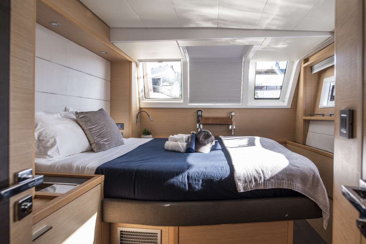 Guest cabin with aft access