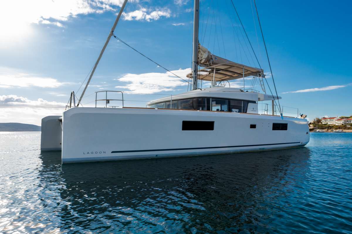 madinina52 charter yacht