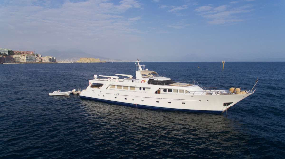 india116 charter yacht
