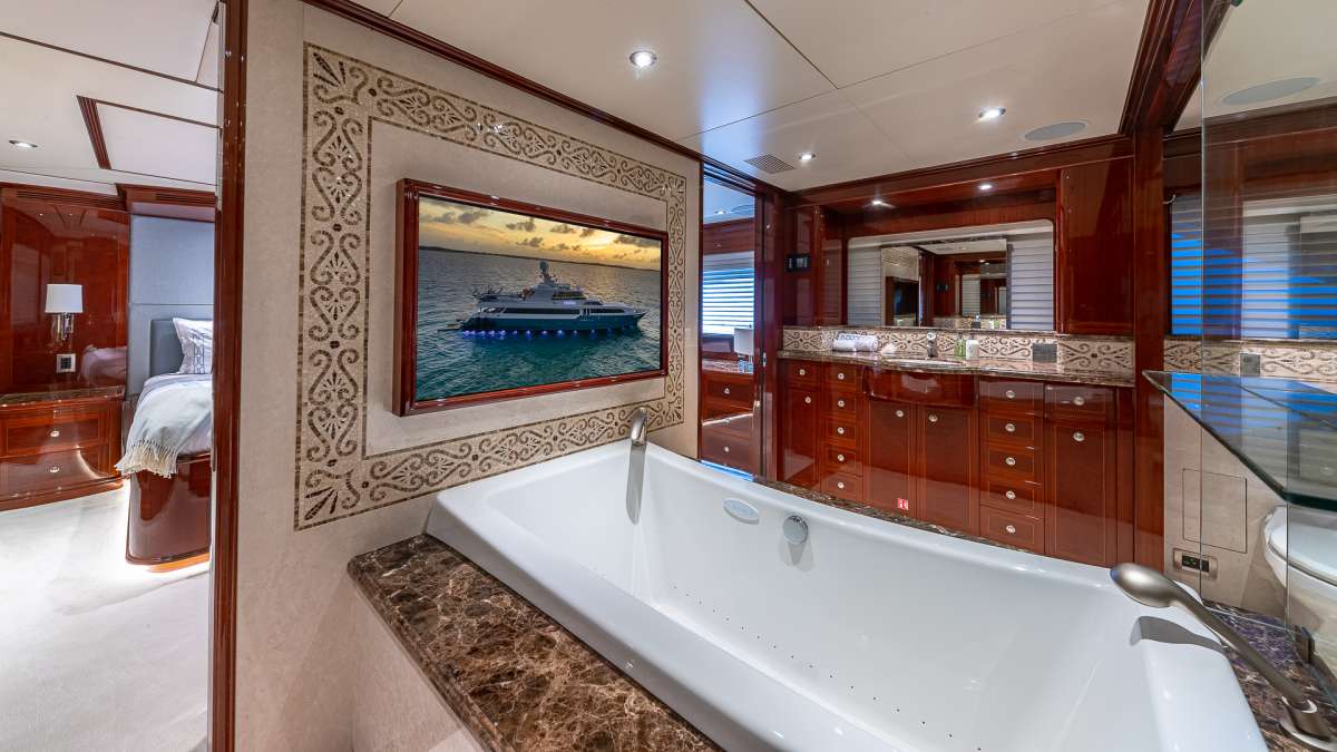 En-suite Head with a jacuzzi bath tub w/TV