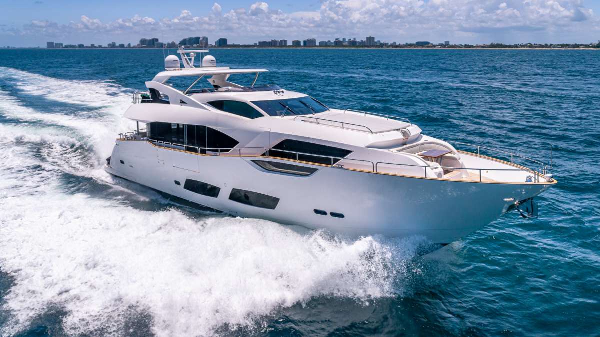 mirracle95 charter yacht