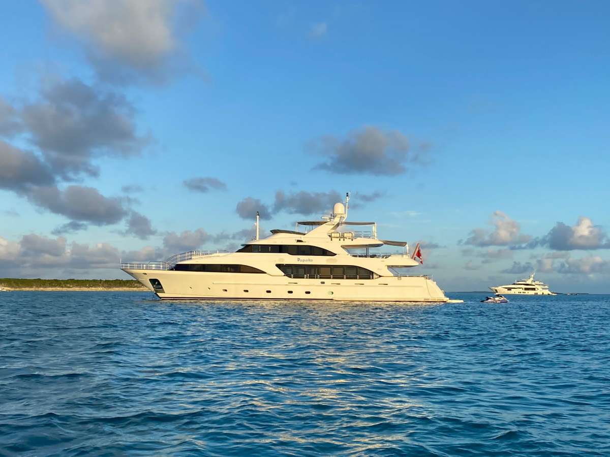 papaito120 charter yacht