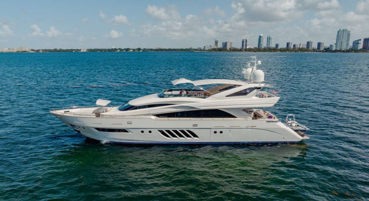 casual95 charter yacht