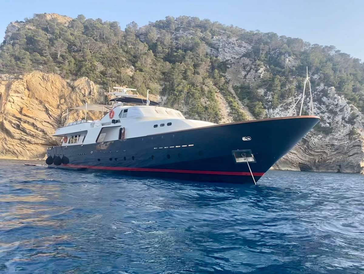 spiritofmk111 charter yacht