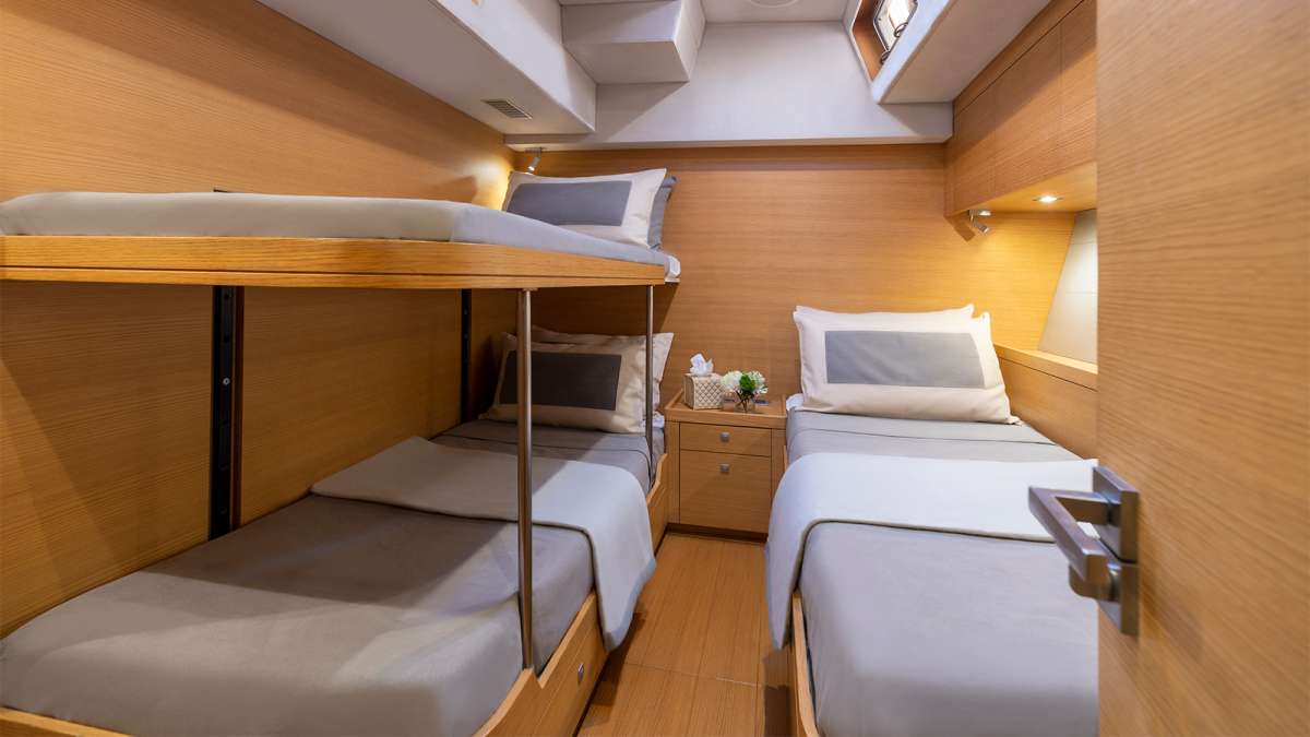Twin cabin with pullman bed