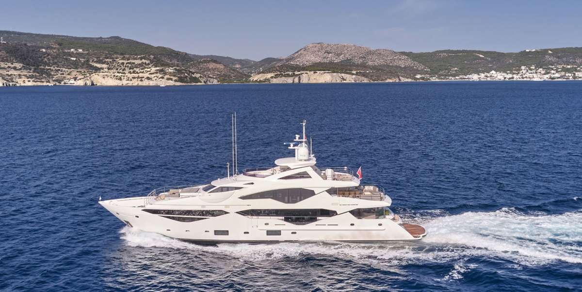 aqualibra131a charter yacht