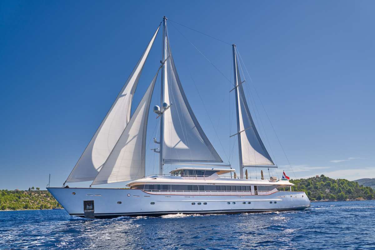 omnia150 charter yacht