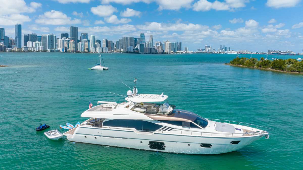 hoyasaxa86 charter yacht