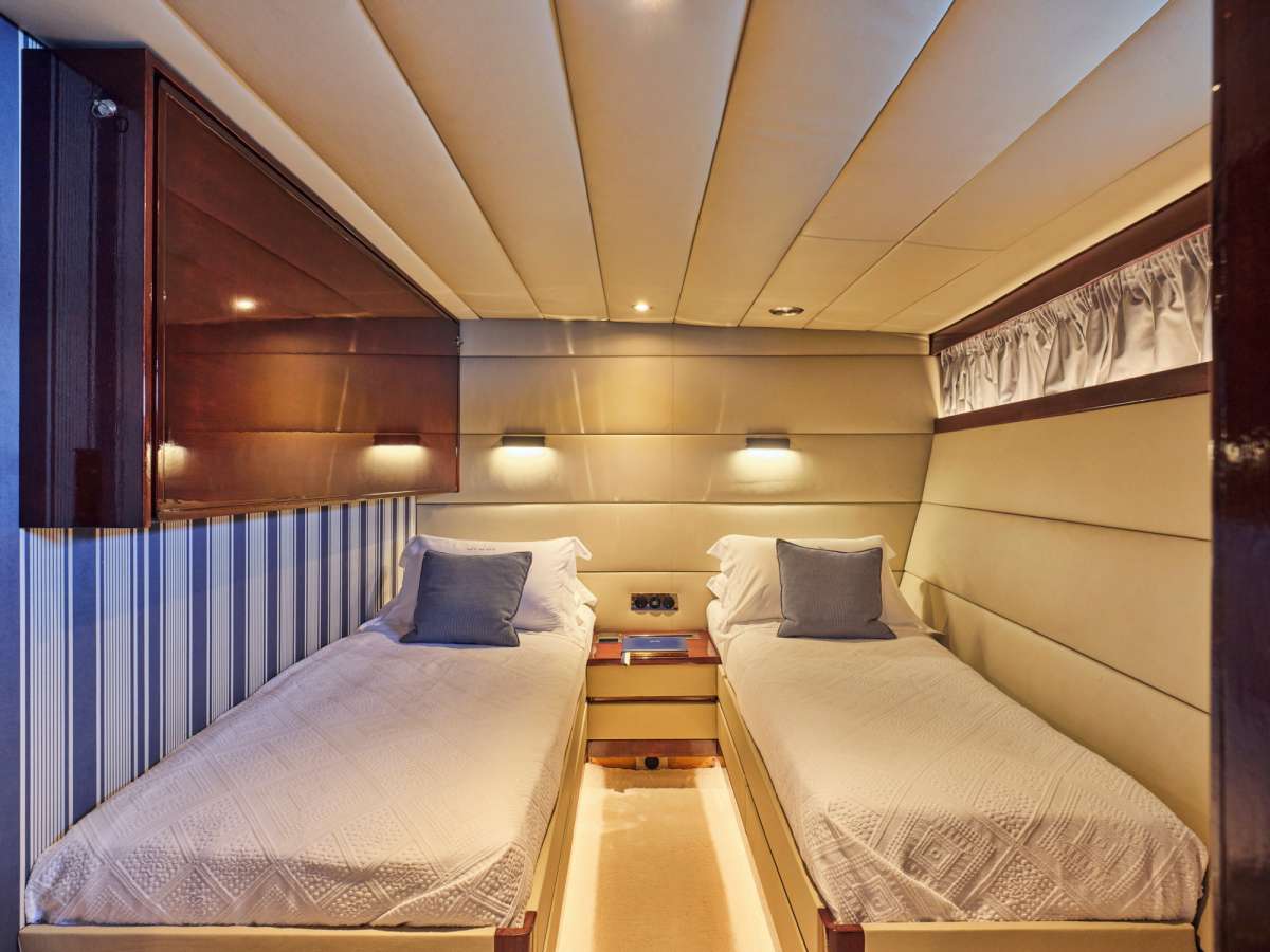 Twin cabin with extra Pullman berth