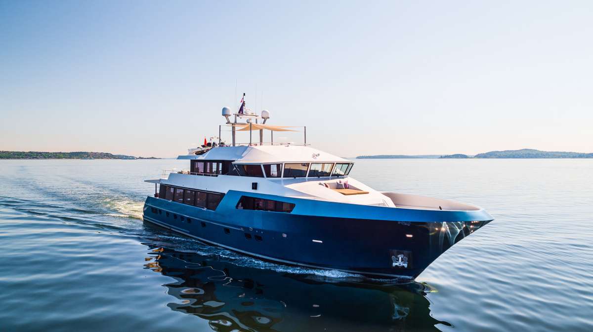 ascente113 charter yacht