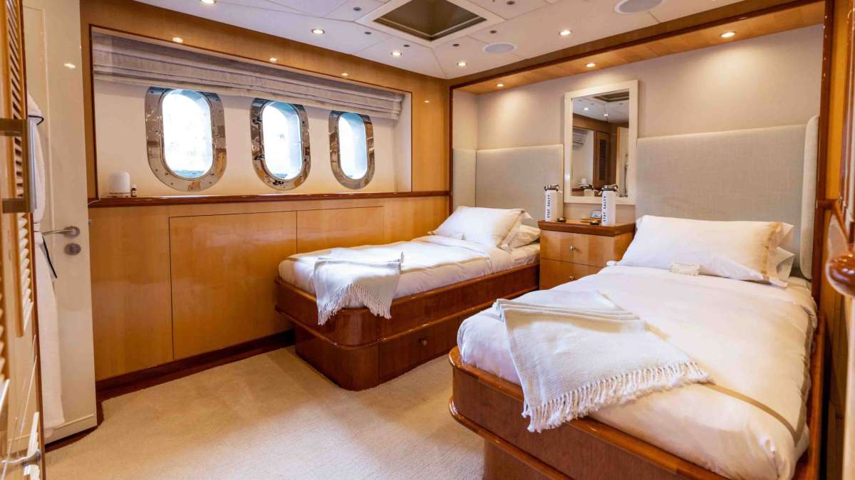 Twin Stateroom Converts to a Que3en-sized Bed