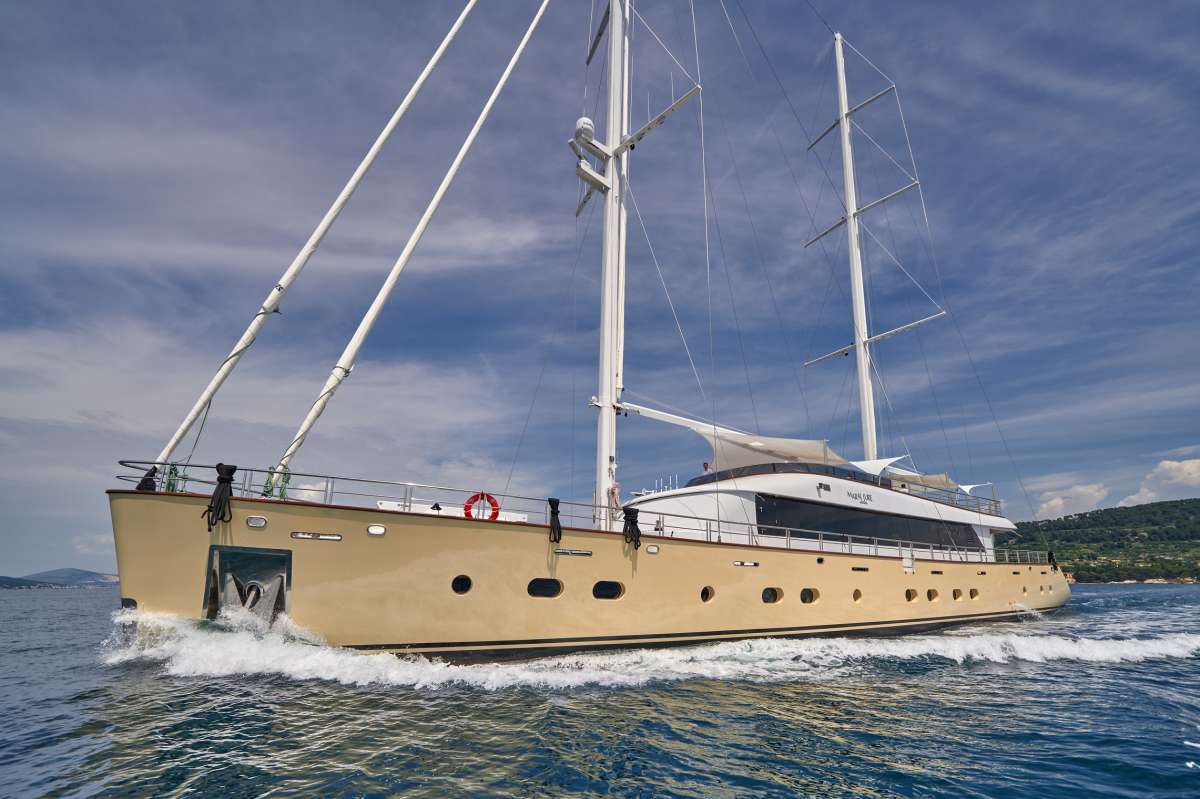marallure137 charter yacht