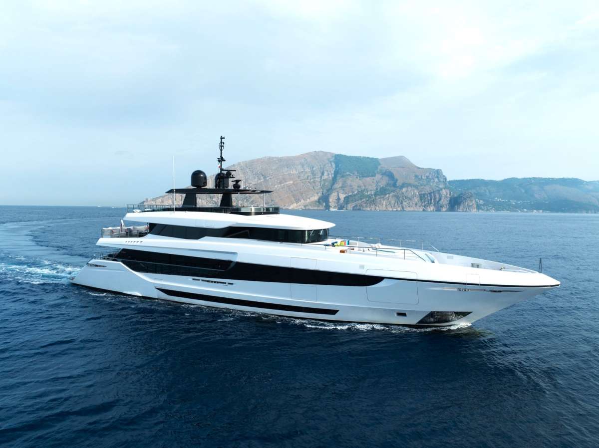 halara141 charter yacht