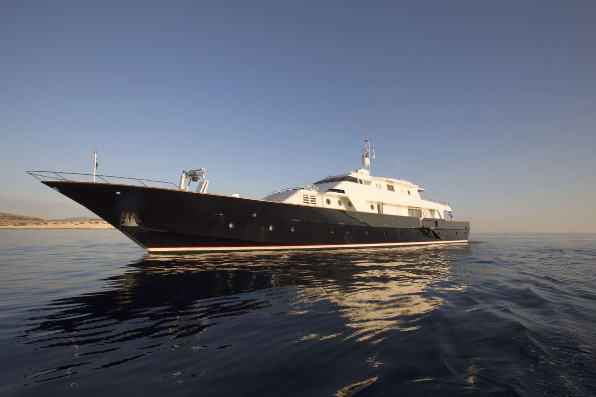 libray139 charter yacht