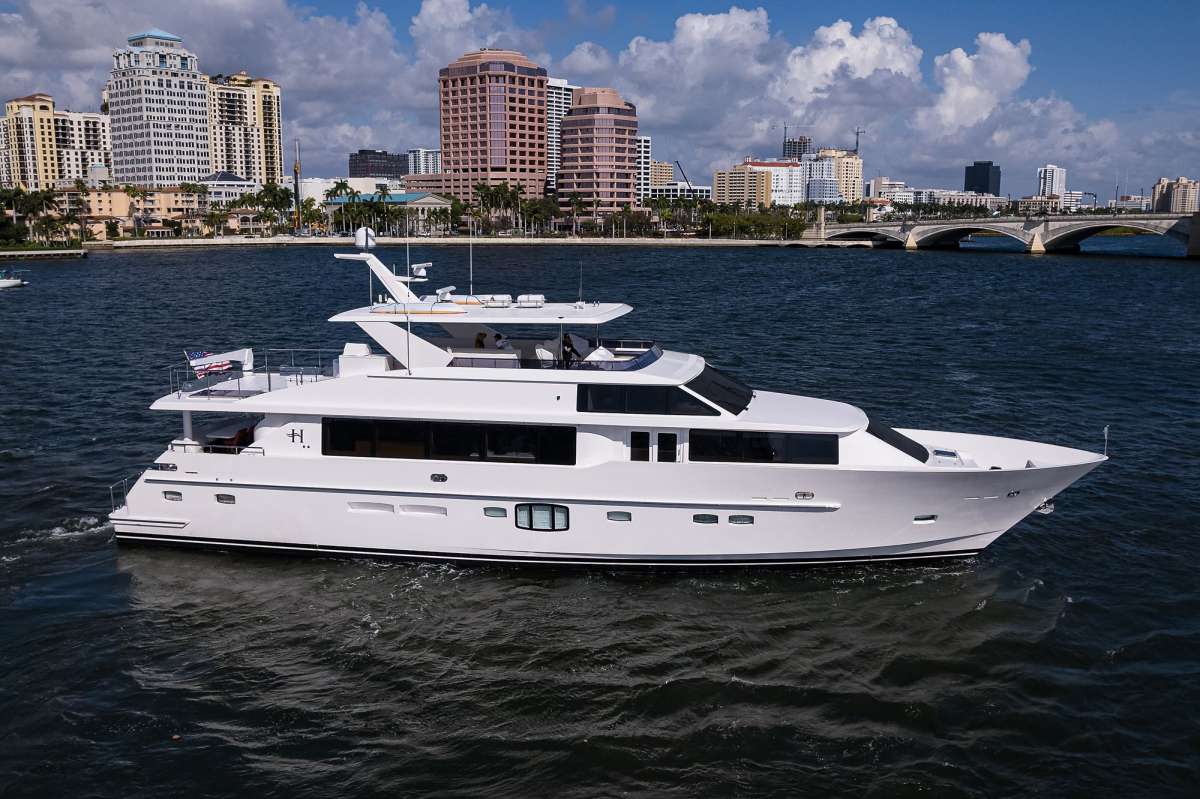 risktaker105 charter yacht