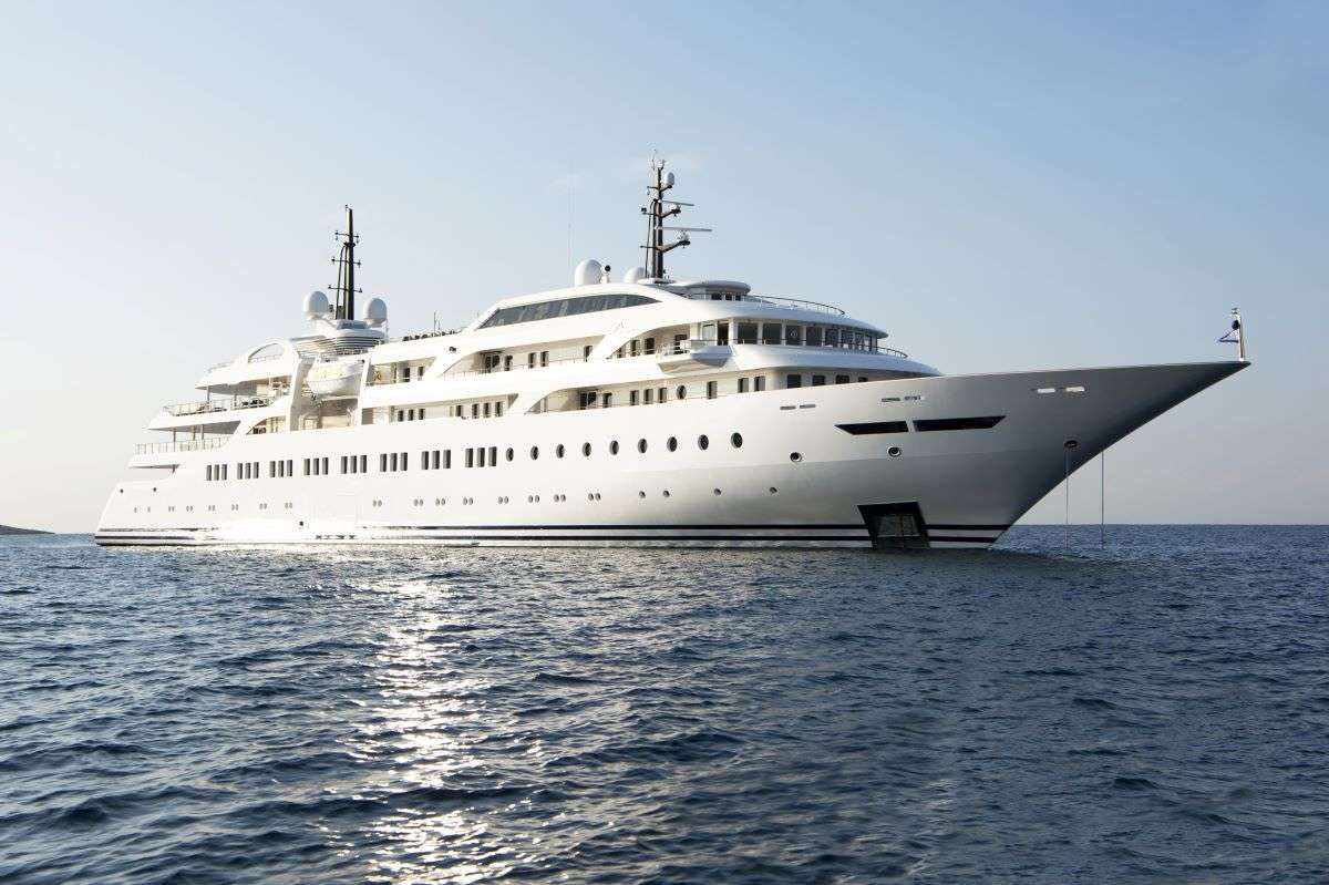 dream349 charter yacht