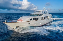 charter a yacht bahamas